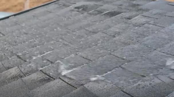 Water flows on the roof during a heavy downpour — Stock Video