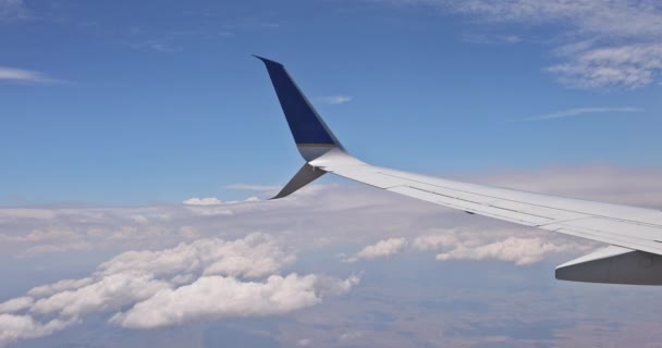 비행기 창문에서 흰 구름을 바라본 모습 — 비디오