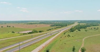 Clinton 'ın Oklahoma' da küçük bir kasabası yakınlarındaki 66. otoyolun güneşli hava manzaralı günü.