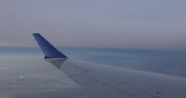 Uçaklar kanat çırpıyor bulutların üstünde uçağın gökyüzünde