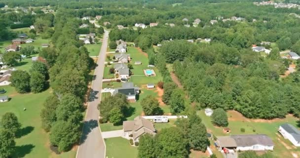 Vista aérea de arriba hacia abajo de un área urbana en un pequeño pueblo en Boiling Spring South Carolina rodeado de vegetación de árboles — Vídeo de stock