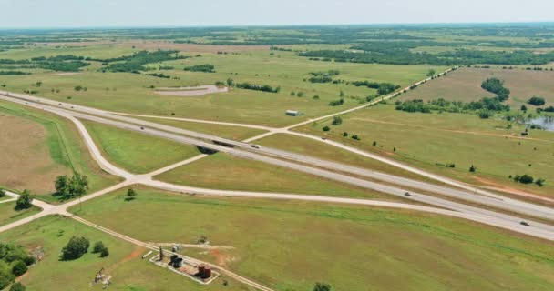 Vista aérea del tráfico de carretera histórica americana 66 carretera en Oklahoma cerca de la pequeña ciudad Clinton — Vídeo de stock