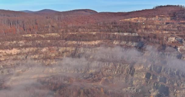 Горнодобывающий карьер со специальным открытым карьерным камнем открытая шахта, добывающая туман осенью над горой — стоковое видео