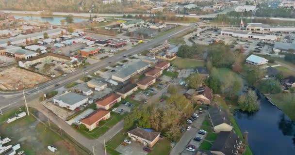 Vista aérea i-10 autopista cerca de los suburbios plaza del centro comercial, cruce de carretera elevado de intercambio cerca de la ciudad de Diamondhead Mississippi EE.UU. — Vídeo de stock