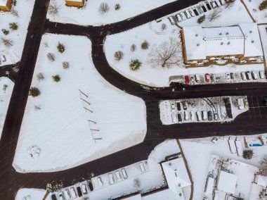 Kışın banliyöde mükemmel bir mahalle evi Kuzey Amerika 'daki evler güzel bir hava manzaralı karla kaplıydı.