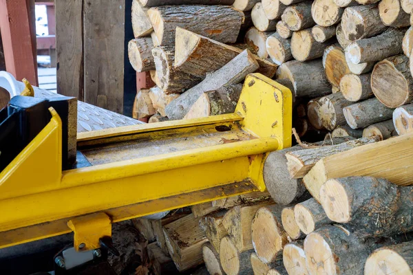 Splitter Machine Person Splitting Firewood Split Logs — Stockfoto