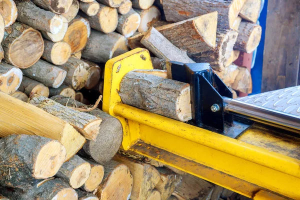 Working Firewood Split Logs Machine Garden — Stock Photo, Image