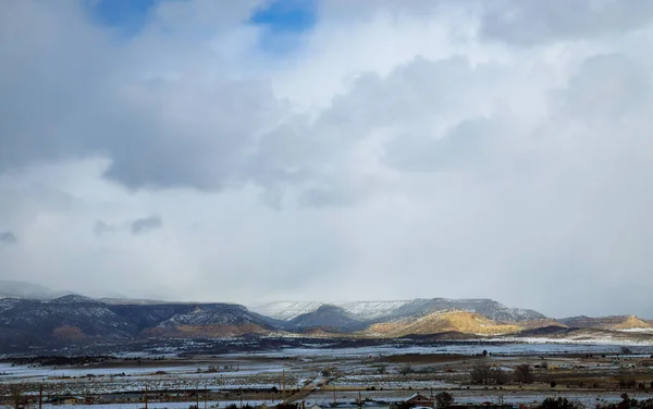 Pericoloso Clima Invernale Lungo Alta Montagna Rocciosa Sull Autostrada Con — Foto Stock