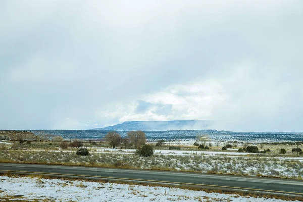 Montaña Con Nieve Cubierta Rocas Del Desierto Largo Carretera Invierno — Foto de Stock