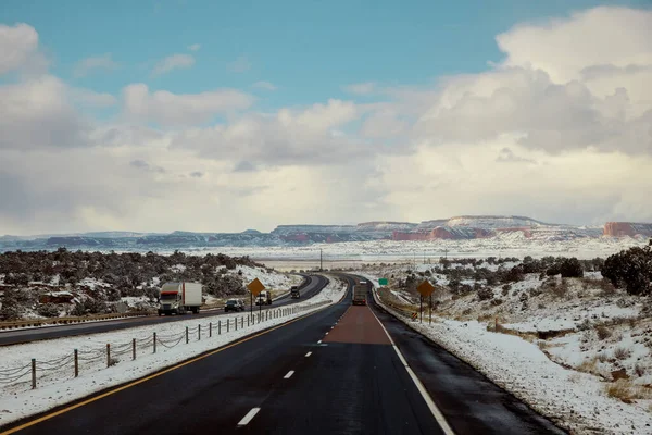 Cordillera Roca Roja Cubierta Nieve Detrás Del Paisaje Desértico Largo — Foto de Stock