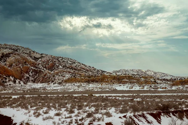 冬のアスファルト道路とI 40高速道路に沿って砂漠の山の雪に覆われた New Mexico — ストック写真