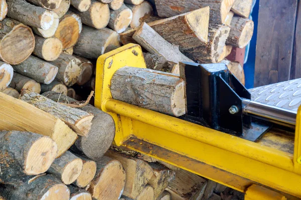 Automated Splitting Firewood Logs Processing Splitter Machine Equipment — Stockfoto