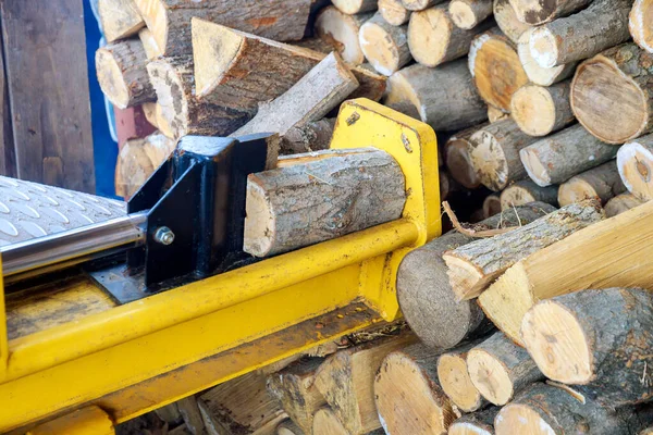 Automated Processing Splitter Machine Equipment Splitting Firewood Logs — Stockfoto