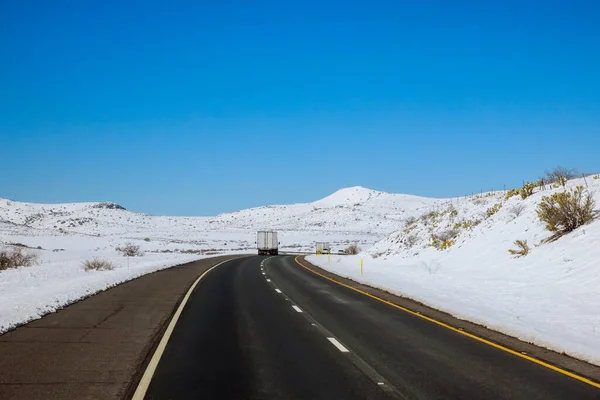 Freshly Fallen Fresh Mountain Snow Interstate Road Arizona Desert Snowstorm — Stockfoto