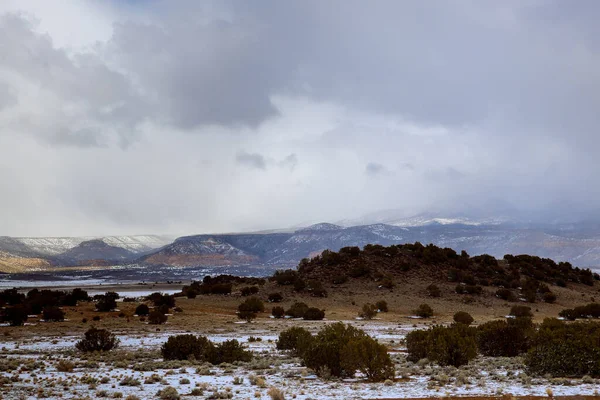 Nieve Cubierta Montaña Desértica Largo Carretera Con Carretera Asfaltada Invierno — Foto de Stock