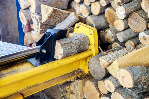 Using Hydraulic Splitter Machine Wood Splitting Log — Stockfoto