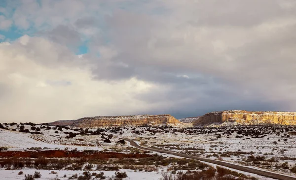 Météo Hivernale Dangereuse Long Une Haute Montagne Rocheuse Sur Autoroute — Photo