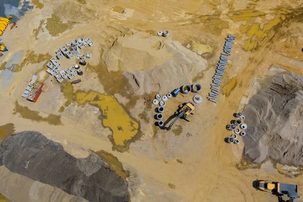 Beton Drenaj Boruları Bekliyor Yerdeki Kanalizasyon Boruları Için Inşaat Sahasına — Stok fotoğraf