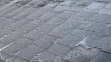 Çatıdan eve yağmur damlaları yağıyor.
