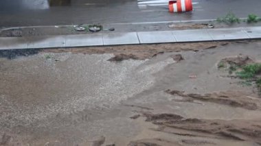 Şiddetli bir kasırga sırasında su akışı sağanak yağmur sırasında su akışı