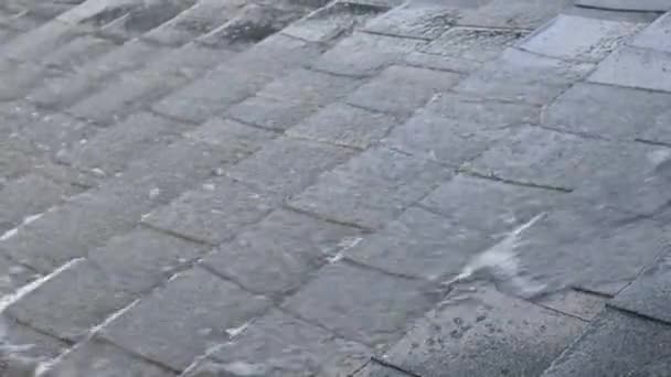 Pluie sur le toit maison sur des gouttes d'eau coulant vers le bas — Video