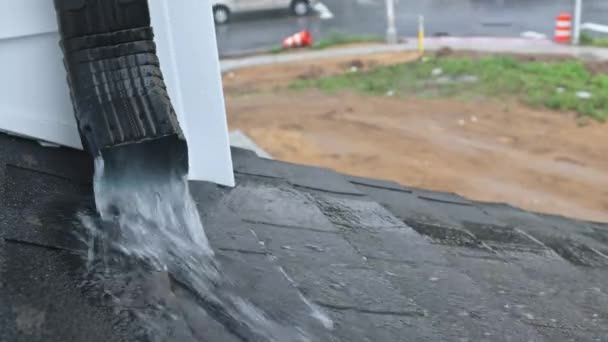 Дощовий день на даху наливається вода під час дощу — стокове відео