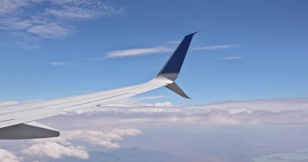 航空機の雲上を飛行する飛行機の翼 — ストック動画