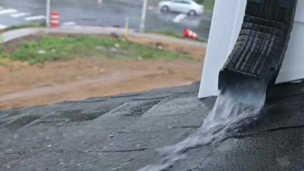 Pesante la stagione delle piogge pioggia tempesta sul tetto della casa la grondaia scorre di acqua — Video Stock