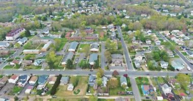 Monroe New Jersey 'de mevsimlik manzaralı küçük bir kasabanın hava manzarası.