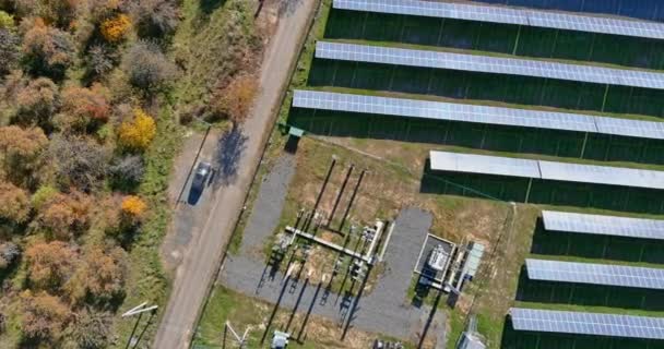 Luchtfoto krachtcentrale groene energie in zonnepanelen fotovoltaïsche cellen — Stockvideo