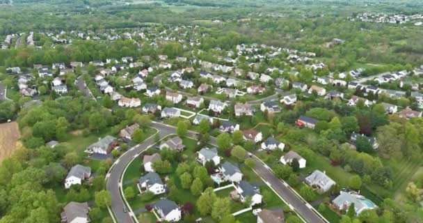 View top aerial in small american town Cranbury New Jersey of urban rooftops summer landscape — Video Stock