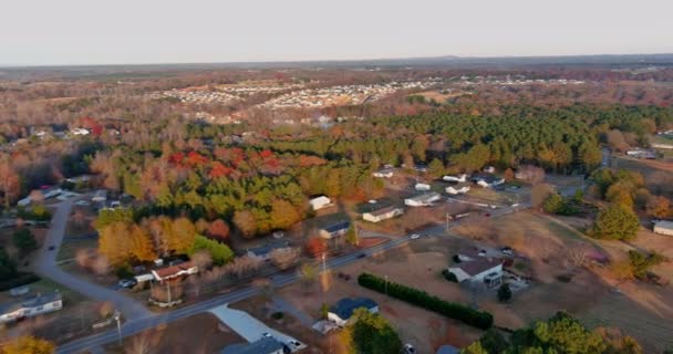 Kolory jesieni w małym miasteczku we wrzącej wiosnie Karolina Południowa jesienny dzień pogodowy — Wideo stockowe