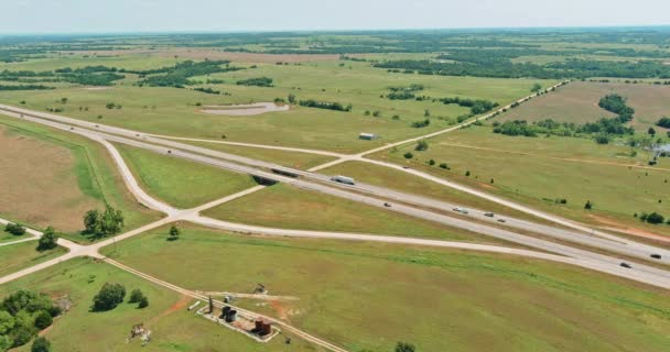 Vista aérea día soleado de carretera 66 carretera de intercambio cerca de Clinton pequeña ciudad en Oklahoma EE.UU. — Vídeos de Stock