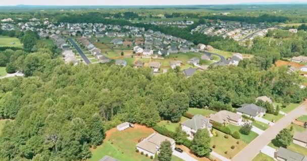 Vista panorámica del paisaje estacional de verano en la pequeña ciudad rural en Boiling Spring South Carolina US — Vídeo de stock