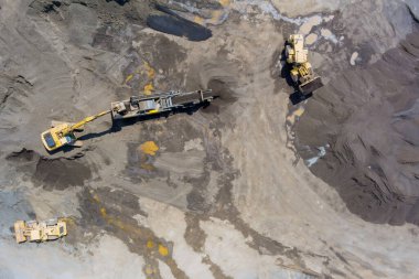 Küçük taşlı taş öğütücü makine taşıyıcı bant üzerinden yere düşüyor.