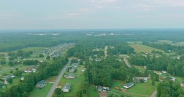Kaynayan Bahar Güney Carolina 'da ağaçlarla çevrili küçük bir kasabadaki kentsel alanın yukarıdan görünüşü