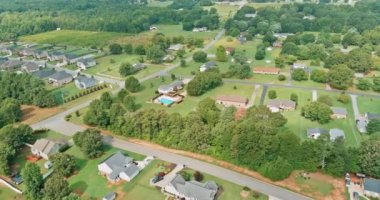 Kentsel çatıların güzel banliyöleri Kaynar Bahar Güney Carolina 'da yaz manzarası