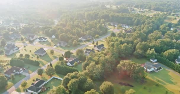 Panoramiczny widok na letni sezonowy krajobraz na małym miasteczku wsi we wrzącej wiosnie Karolina Południowa USA — Wideo stockowe