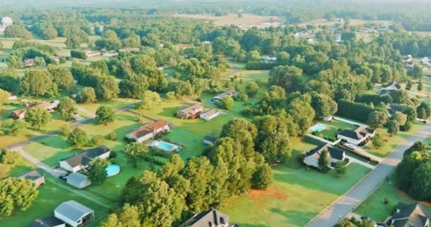 Aerial over top widok sezonowy Krajobraz amerykański piękne małe zielone miasteczko we wrzącej wiosnie Karolina Południowa — Wideo stockowe