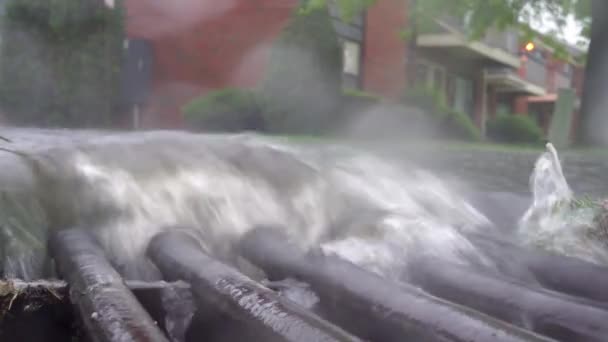 Pozzanghera sporca sulla strada sullo scarico dell'acqua sulla carreggiata — Video Stock