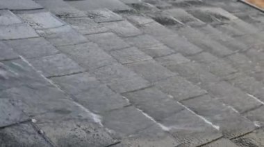 Ev çatılarında yağmurlu bir gün. Yağmur yağarken akan sular.