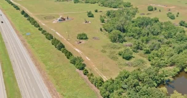 Vista superior de la histórica carretera 66 en Oklahoma cerca de la pequeña ciudad Clinton — Vídeos de Stock