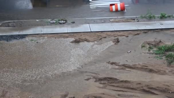 Puddle sale sur la route sur drainer l'eau sur la chaussée pendant l'orage coulant de l'eau — Video