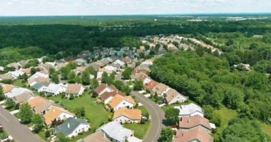 Cranbury 'nin güzel yaz manzarası New Jersey' deki küçük kasaba sokağı manzarası.