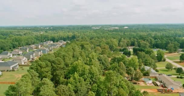 Panoramablick von oben nach unten in einer kleinen Stadt in Boiling Spring South Carolina auf die Landschaft umgeben von sommerlichen Bäumen — Stockvideo