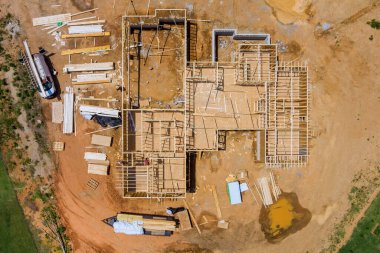 İnşaat ahşap çerçeve iskeleti altındaki yeni evin havadan görüntüsü