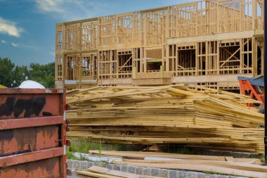 Kereste çerçeve iskelet çubuğu, ahşap kirişli yeni bina inşaatı altında ev yapımı.