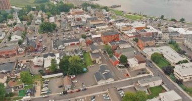 ABD 'nin Keyport kasabasının sahil şeridi yakınlarındaki panoramik manzaralı güzel yerleşim alanı