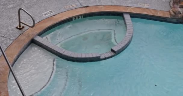 Uma piscina é com água usada para nadar outras atividades aquáticas — Vídeo de Stock