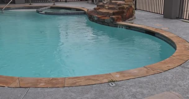Backyard swimming pool opening with water before cleaning — Vídeo de Stock